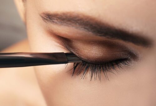 eye makeup using eyeliner