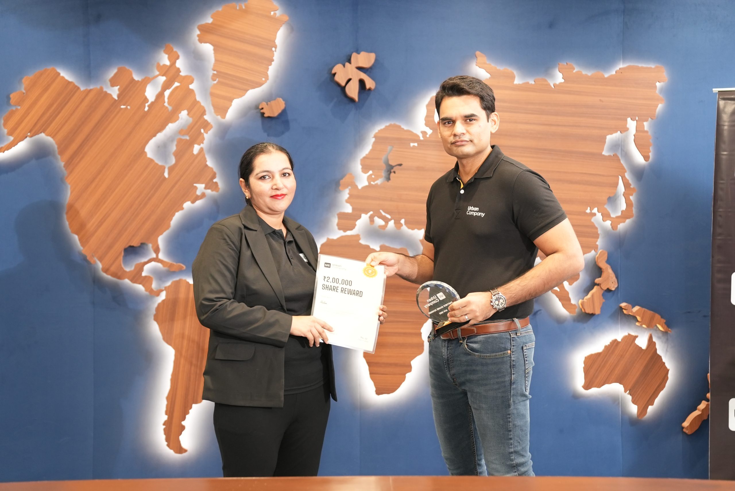 Ritu receiving her PSOP award from Urban Company's CEO and Co-founder, Abhiraj Singh Bhal